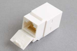 LANアダプタ CAT6 、両側RJ-45メス筒型、防塵カバー付き（スナップイン取付）