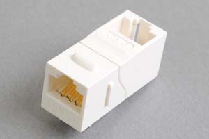 LANアダプタ CAT6 、両側RJ-45メス筒型、背面アングル方向配線引き出しタイプ（スナップイン取付）