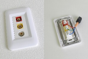 樹脂製プレート付きAVコンセント（コンポジット映像+音声用、壁面埋込配線タイプ、接続ケーブル付き）