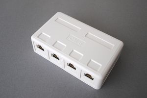ローゼット（4対4、CAT6 UTP LANケーブル用中継配線ボックス（露出ボックスタイプ）、RJ-45モジュラージャック4個内蔵）